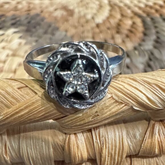 None Jewelry - Star-Shaped Silver-Tone Crystal Ring With Adjustable Band